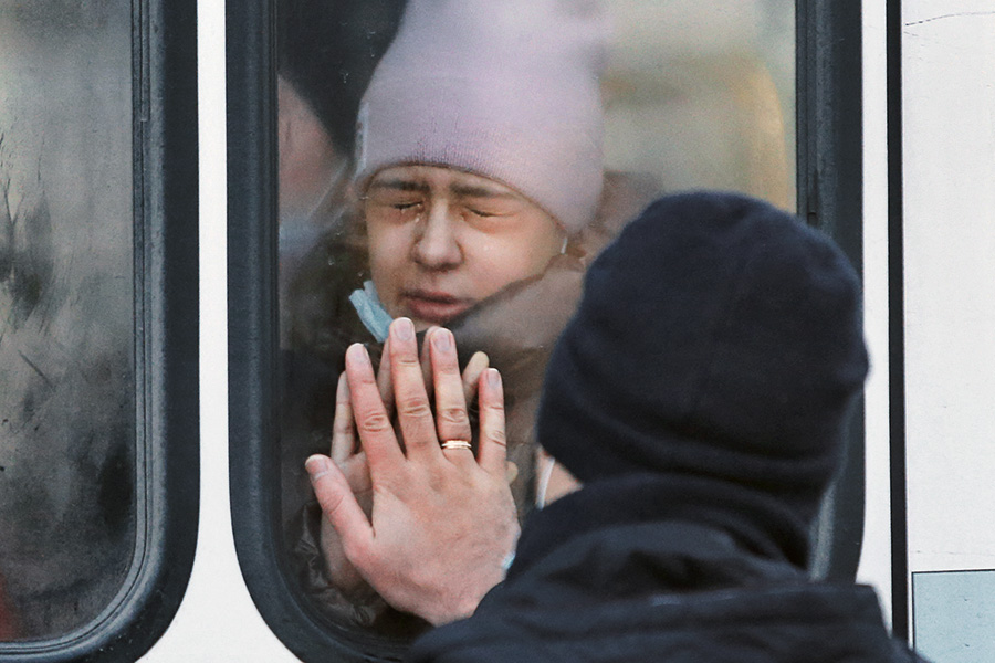 По данным на 19 февраля, из ДНР в Россию эвакуировали более 6,6 тыс. человек, в том числе 2,4 тыс. детей. В республике заявляли, что всего планируют вывезти около 700 тыс. человек, в первую очередь женщин, детей и пожилых людей