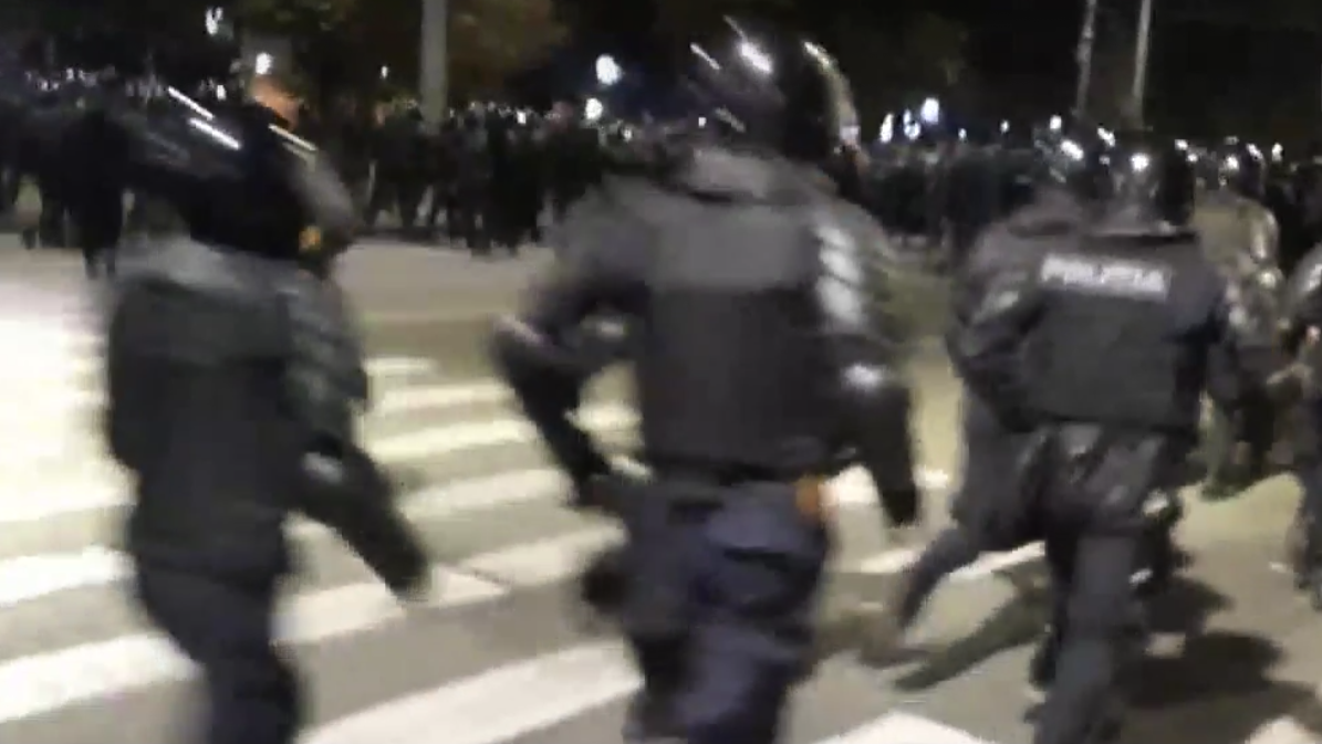 Кадры сноса полицией протестного лагеря в Молдавии