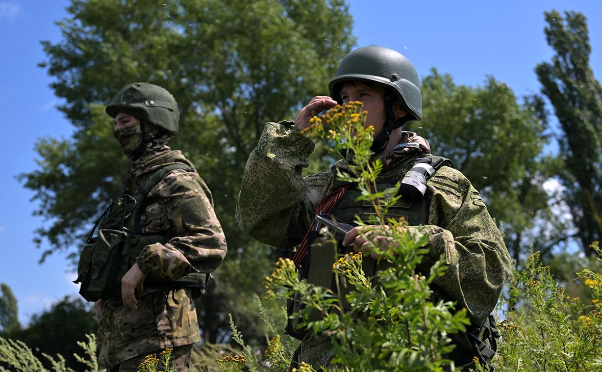 Военнослужащие ВС РФ на огневой позиции на Купянском направлении