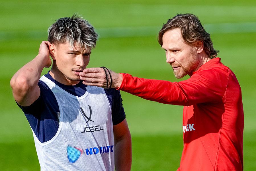 Валерий Карпин (справа) и Андрей Мостовой на тренировке национальной сборной России по футболу в УТЦ «Новогорск» в Химках, 6 июня 2025 года