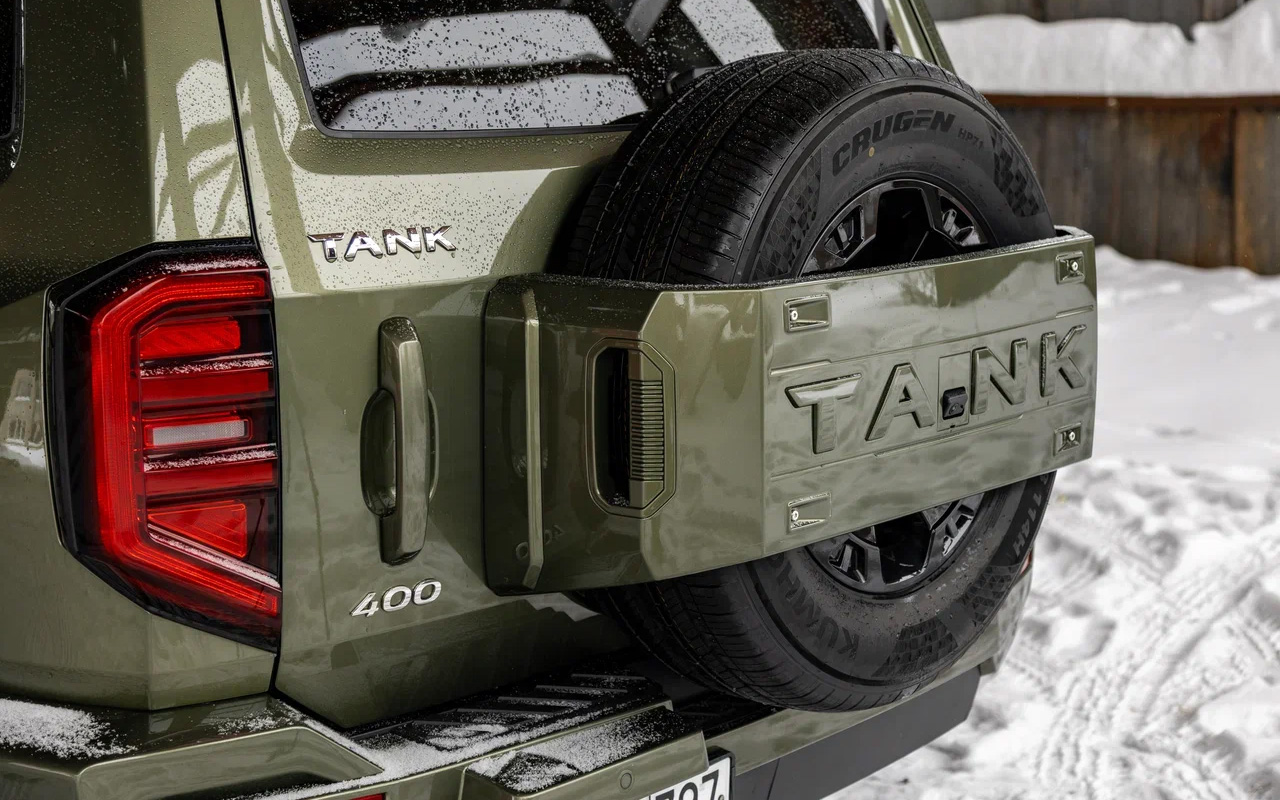 Система открывания задней дверцы Tank 400 традиционная: нужно нащупать и нажать на обратной стороне массивной ручки небольшую кнопку