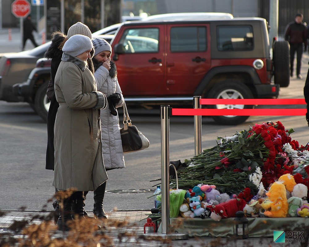 Родстенники погибших прибыли  в аэропорт к месту авиакатастрофы