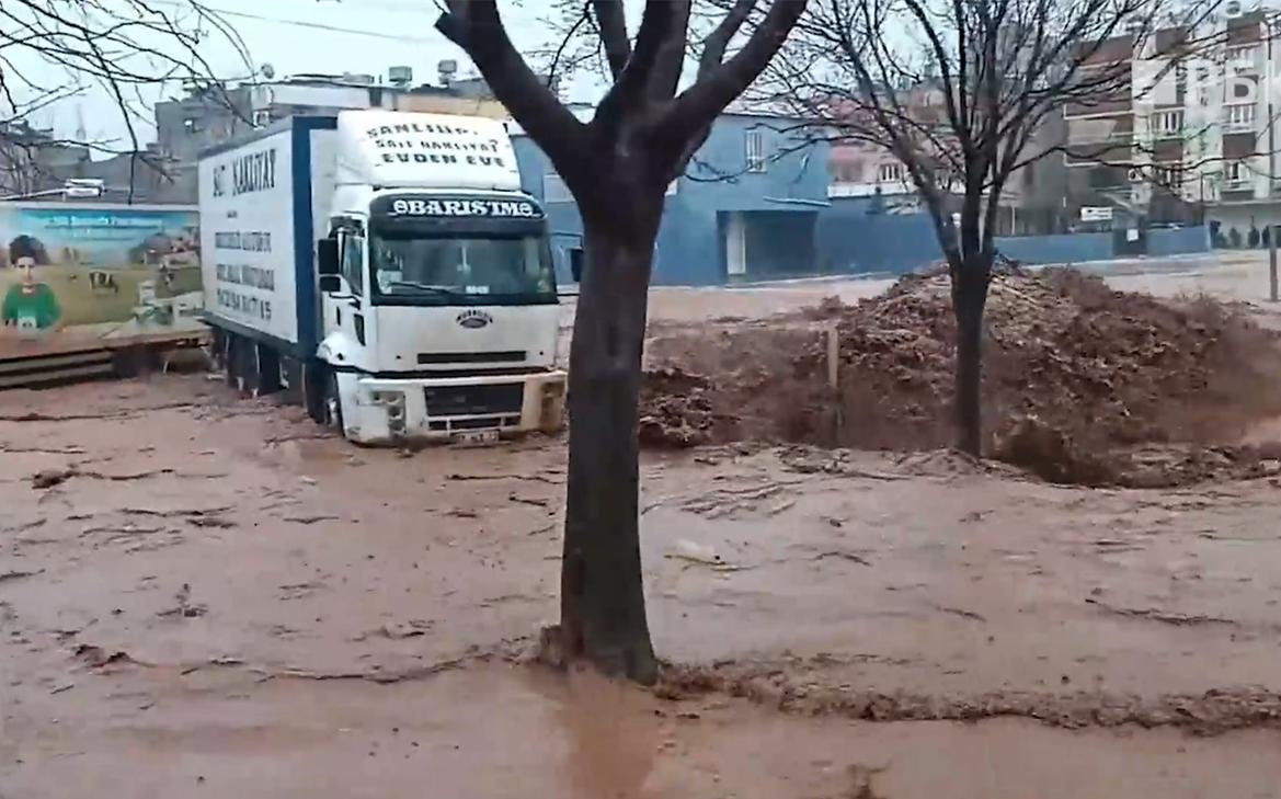 Пострадавший из-за землетрясения турецкий город затопило. Видео