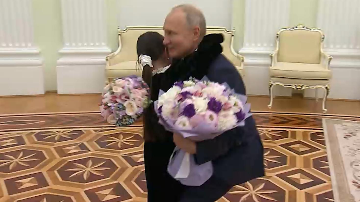 Путин встретился с девочкой из Дербента и объявил о ₽5 млрд для Дагестана