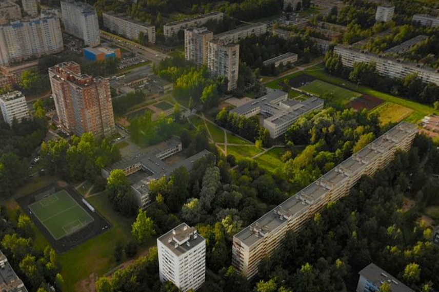 Две школы в форме буквы Н в Калининском районе Петербурга