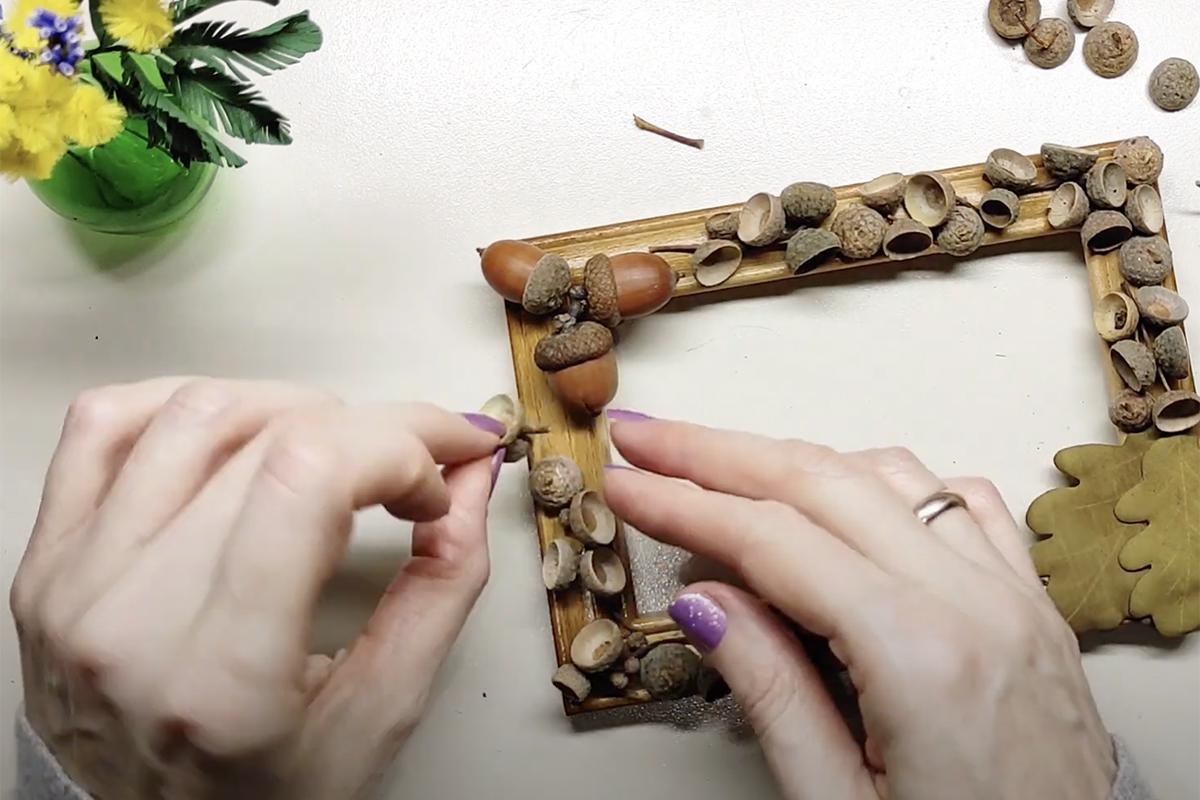 Рамку можно оставить пустой, если это подарок, или дополнить семейной фотографией