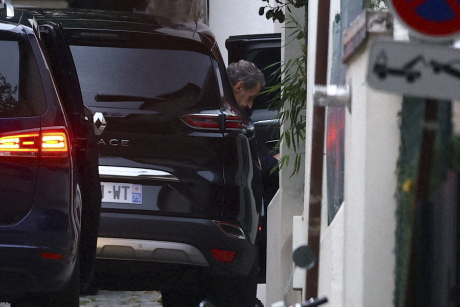 Экс-президент Николя Саркози возвращается домой после того, как его освободили&nbsp;под судебный надзор