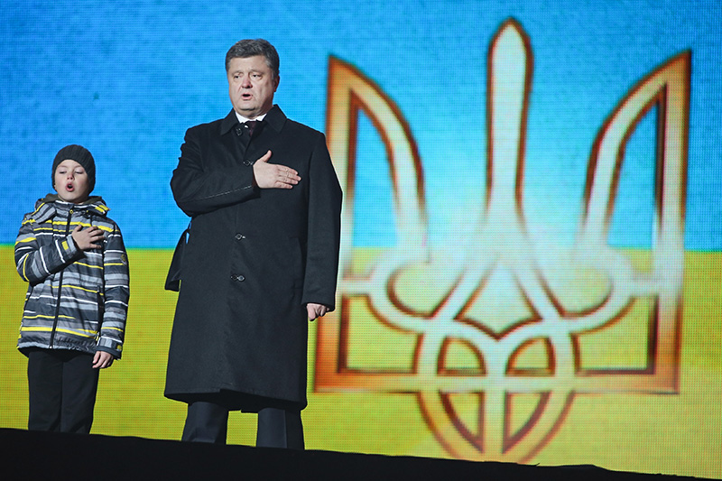 Президент Украины Петр Порошенко поет национальный гимн