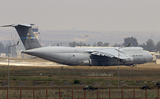 Воено-транспортный самолет ВВС США на авиабазе Инджирлик в Турции, откуда американские истребители совершают вылеты в Сирию


