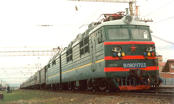 Поезд Бишкек – Москва столкнулся с КамАЗом и сошел с рельсов