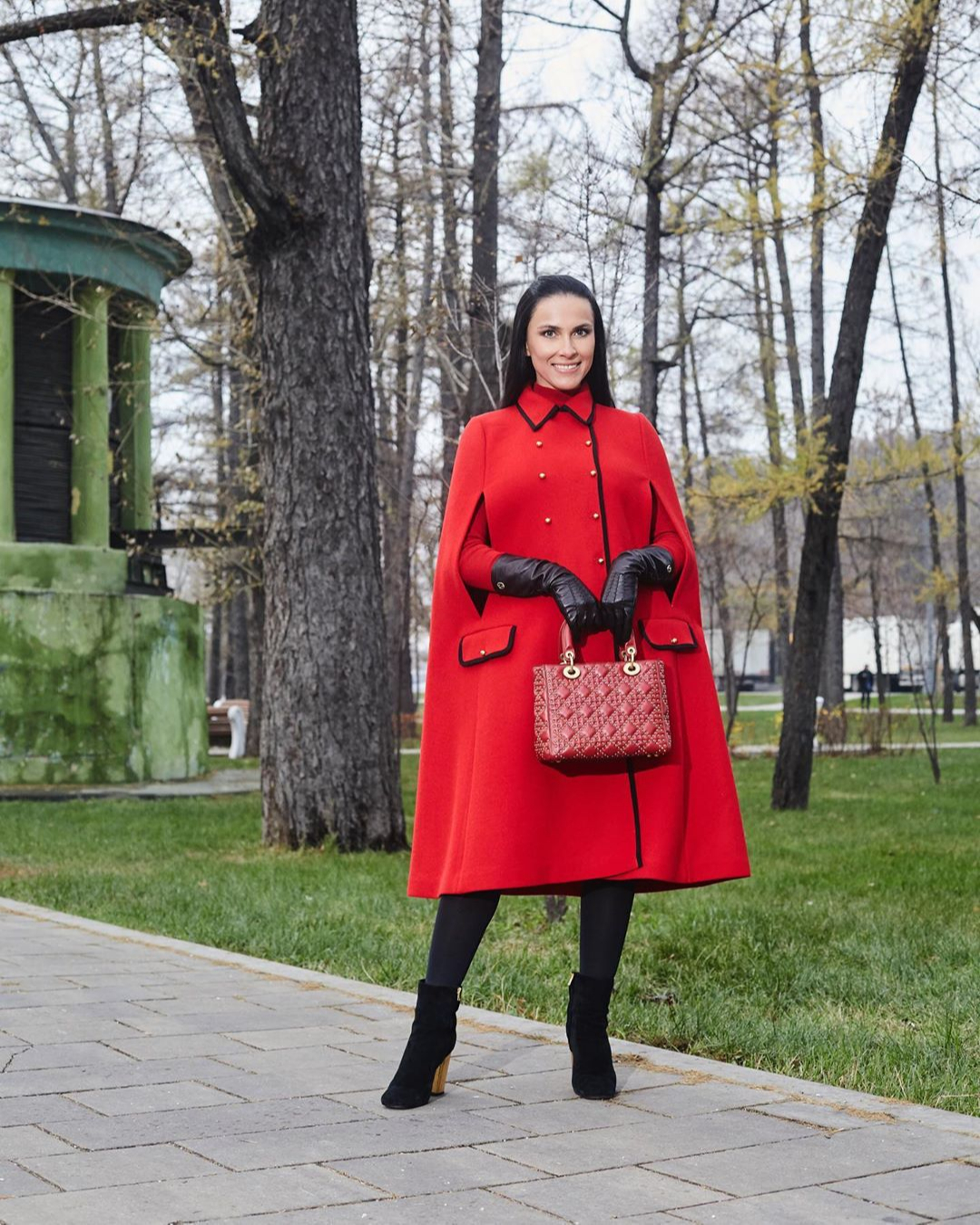 Наиля Аскер-заде в пальто Gucci и с сумкой Dior