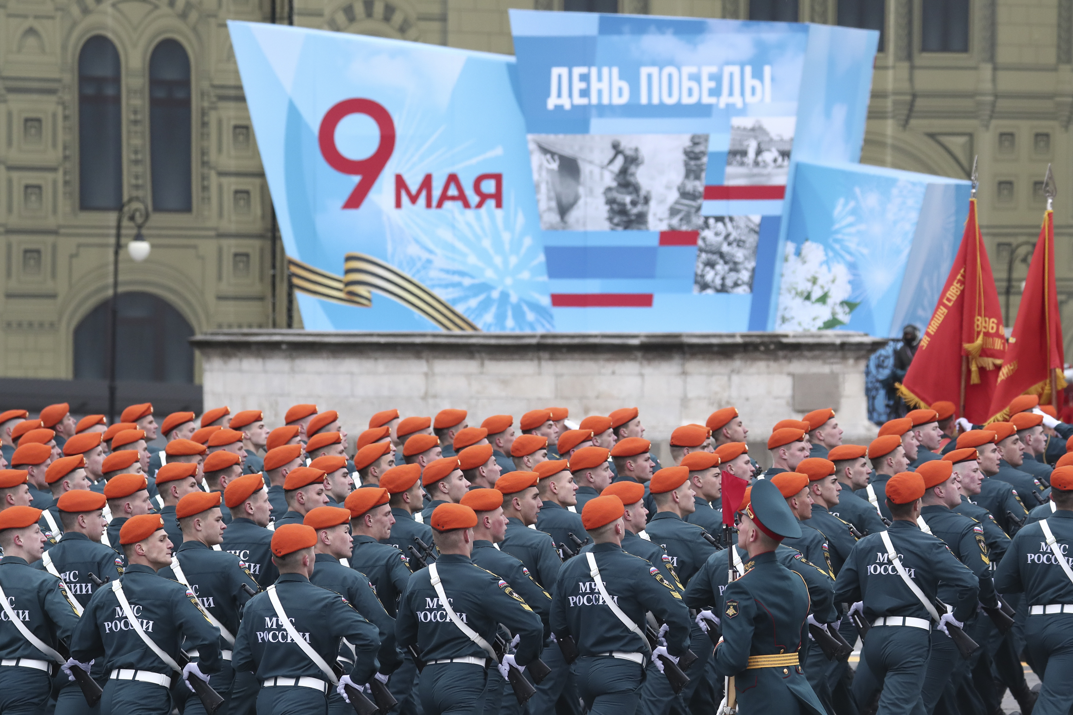 В параде Победы участвовали также подразделения МЧС России