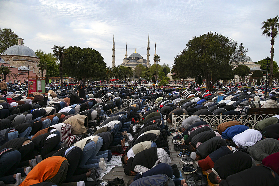 Стамбул, Турция. Молящиеся перед мечетью &laquo;Айя-София&raquo;
