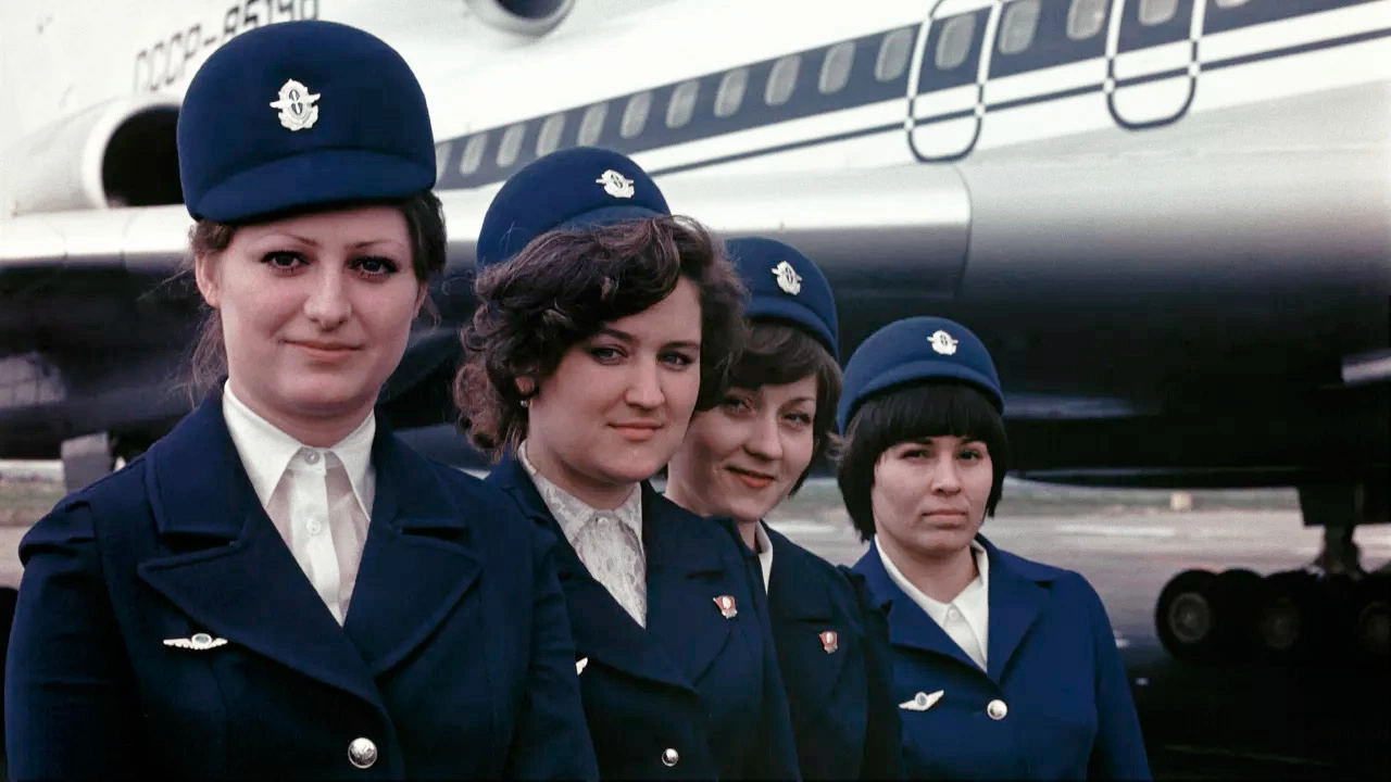 Так выглядели стюардессы &laquo;Аэрофлота&raquo; в советское время, когда авиакомпания была монополистом и не имела конкурентов в стране. Темно-синий цвет, пересечения с военной униформой и отличительные знаки&nbsp;&mdash; с тех пор костюмы стали если не более удобными, то точно более жизнерадостными