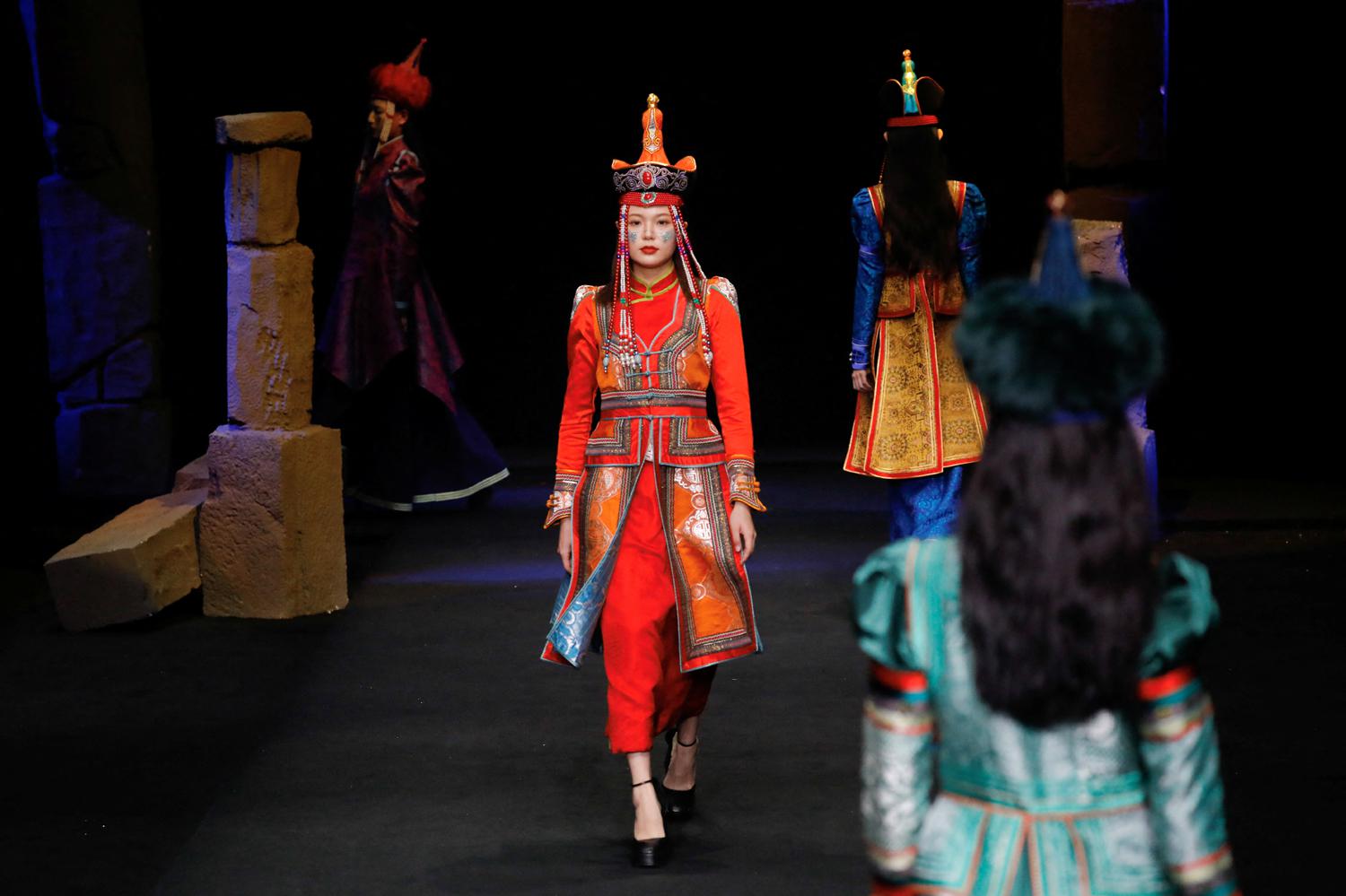 Показ Longshiyinji by DaLong, осень-зима 2023 на Неделе моды в Китае, Пекин, март 2023