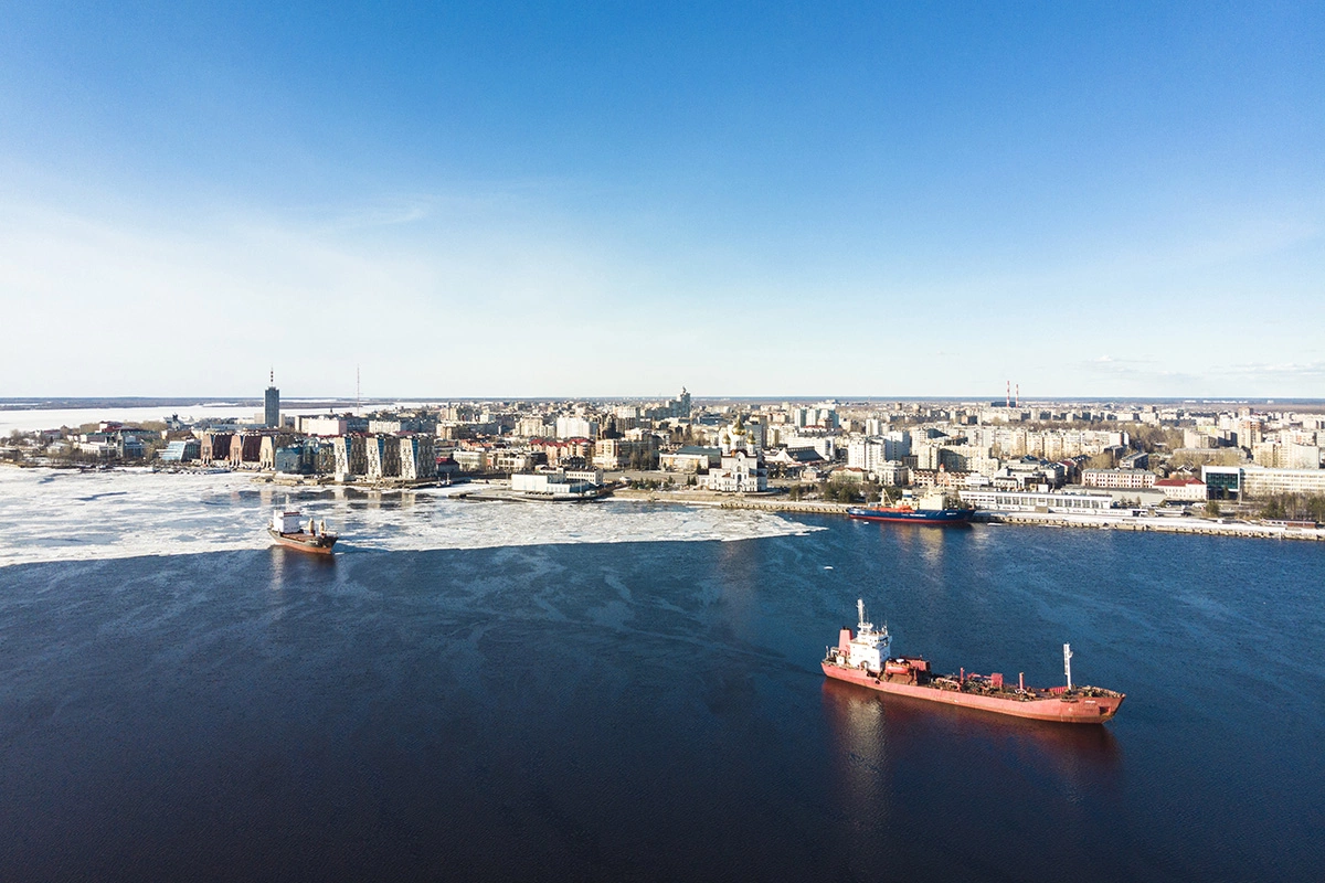 Вид на город Архангельск и реку Северная Двина