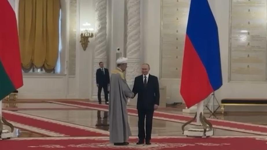 «Коммерсантъ» сообщил о попытке делегации Омана пронести кинжал в Кремль