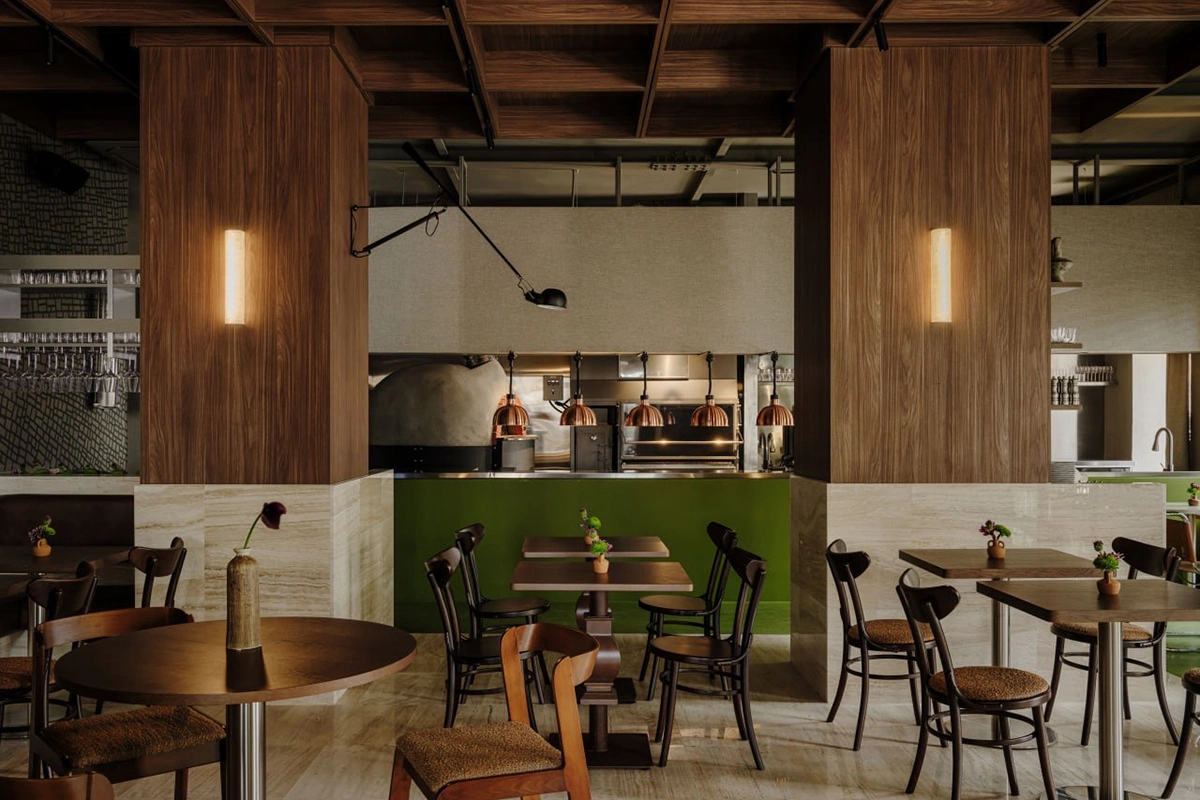 В интерьере — немецкие светильники, антикварная мебель, текстиль и керамика из Тбилиси