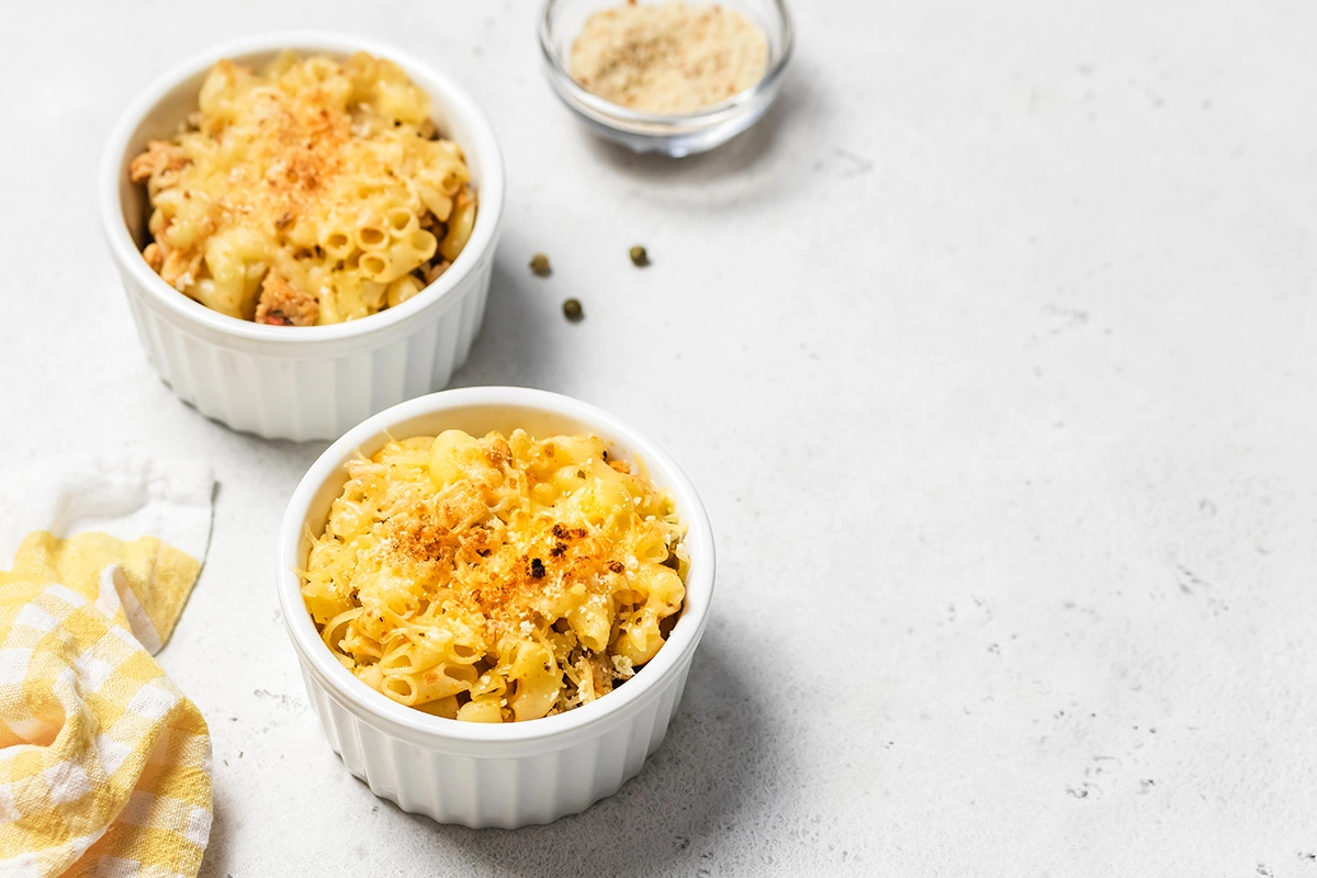 Жареные макароны с сыром и креветками