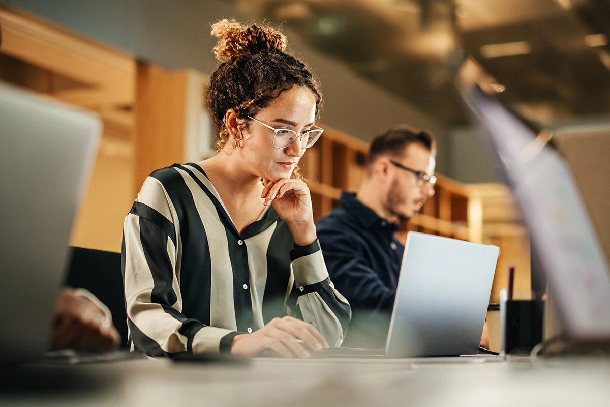 Управление трудовым процессом и организация труда в компании включают в себя разработку внутренних правил, установление графиков работы и отдыха