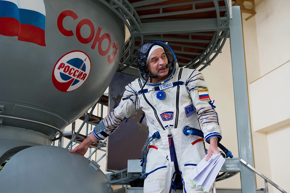 Михаил Корниенко перед тренировкой на тренажере космического корабля «Союз ТМА-М»
