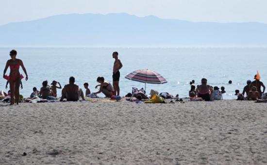 Отдыхающие на побережье Эгейского моря


