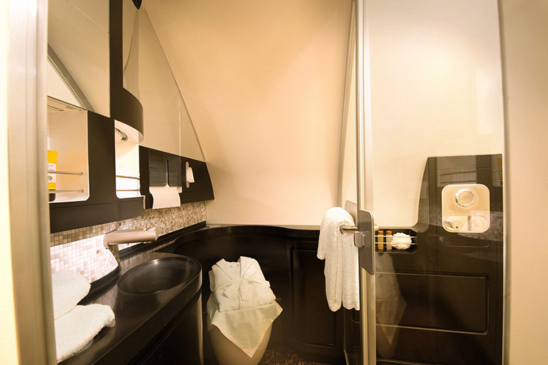 Ванная комната&nbsp;в апартаментах на лайнере А380-800 авиакомпании Etihad
