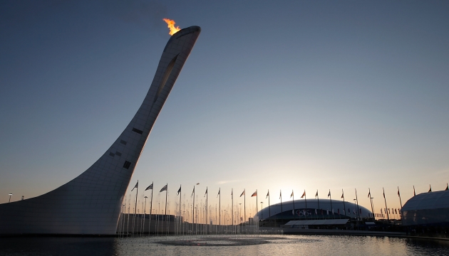 Для каждой Олимпиады проектируются специальные чаши, в которых в течение Игр горит олимпийский огонь. "РБК-Спорт" представляет чаши зимних Олимпиад.

На фото - чаша олимпийского огня в Сочи. На заднем плане - ледовый дворец "Большой".