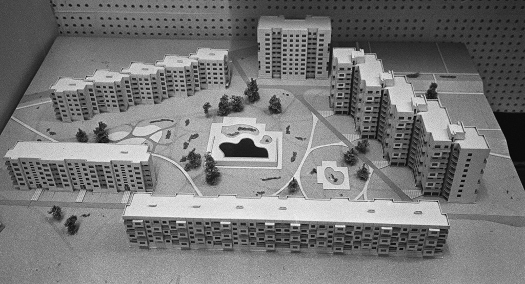 Макет застройки квартала пяти- и девятиэтажными домами из объемных блоков на выставке ВДНХ
