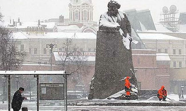 Снег сегодня в Москве убирать не будут