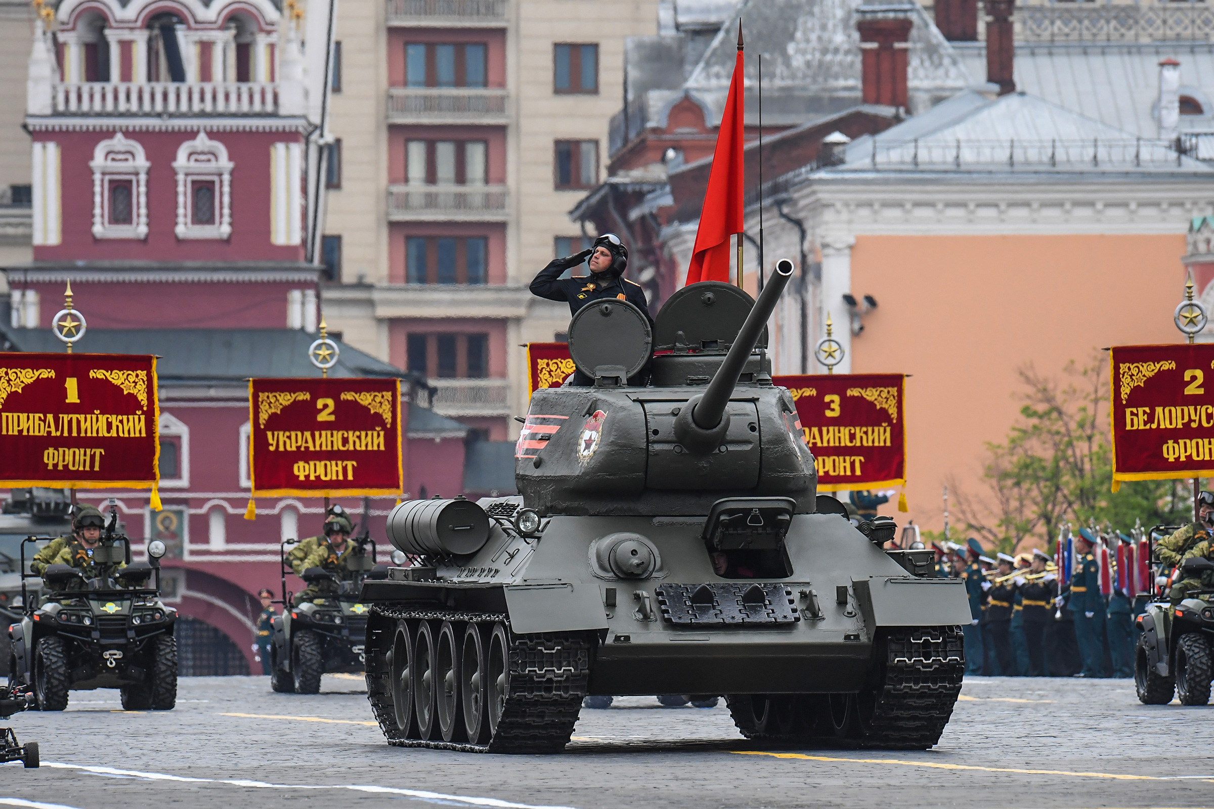 Возглавляет колонну техники танк Т-34-85