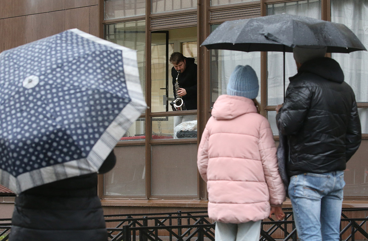 Как россияне переживают карантин на балконах. Фотогалерея :: Город :: РБК  Недвижимость