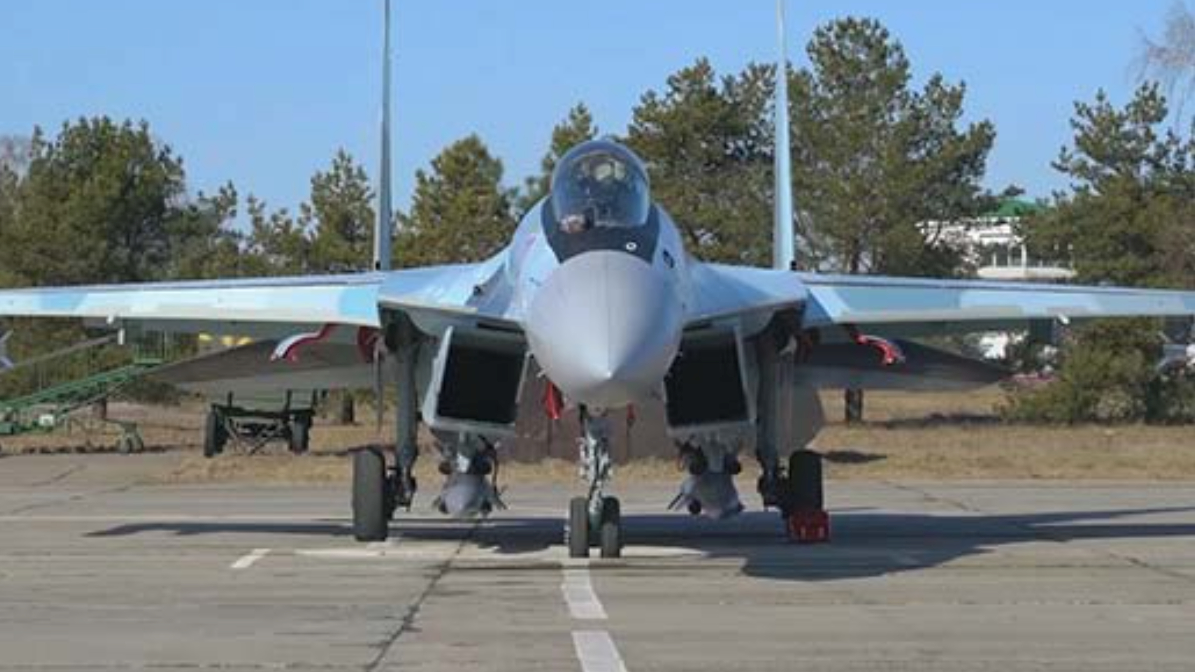 Минобороны впервые показало кадры ночных полетов Су-35 на Украине