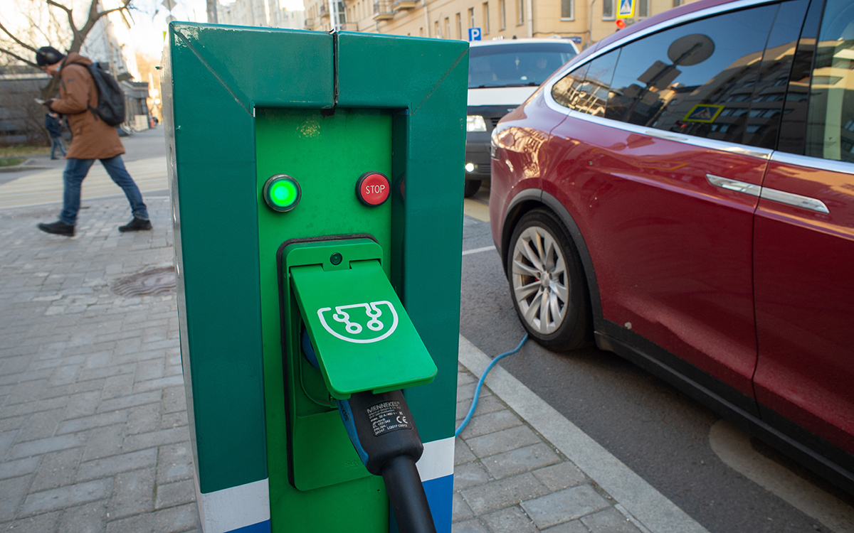 «Коммерсантъ» узнал о спорах по проекту о парковках для электромобилей