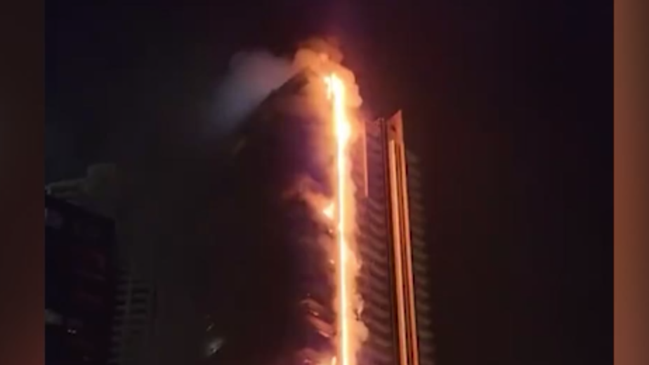 В Дубае рядом с самым высоким зданием в мире произошел пожар