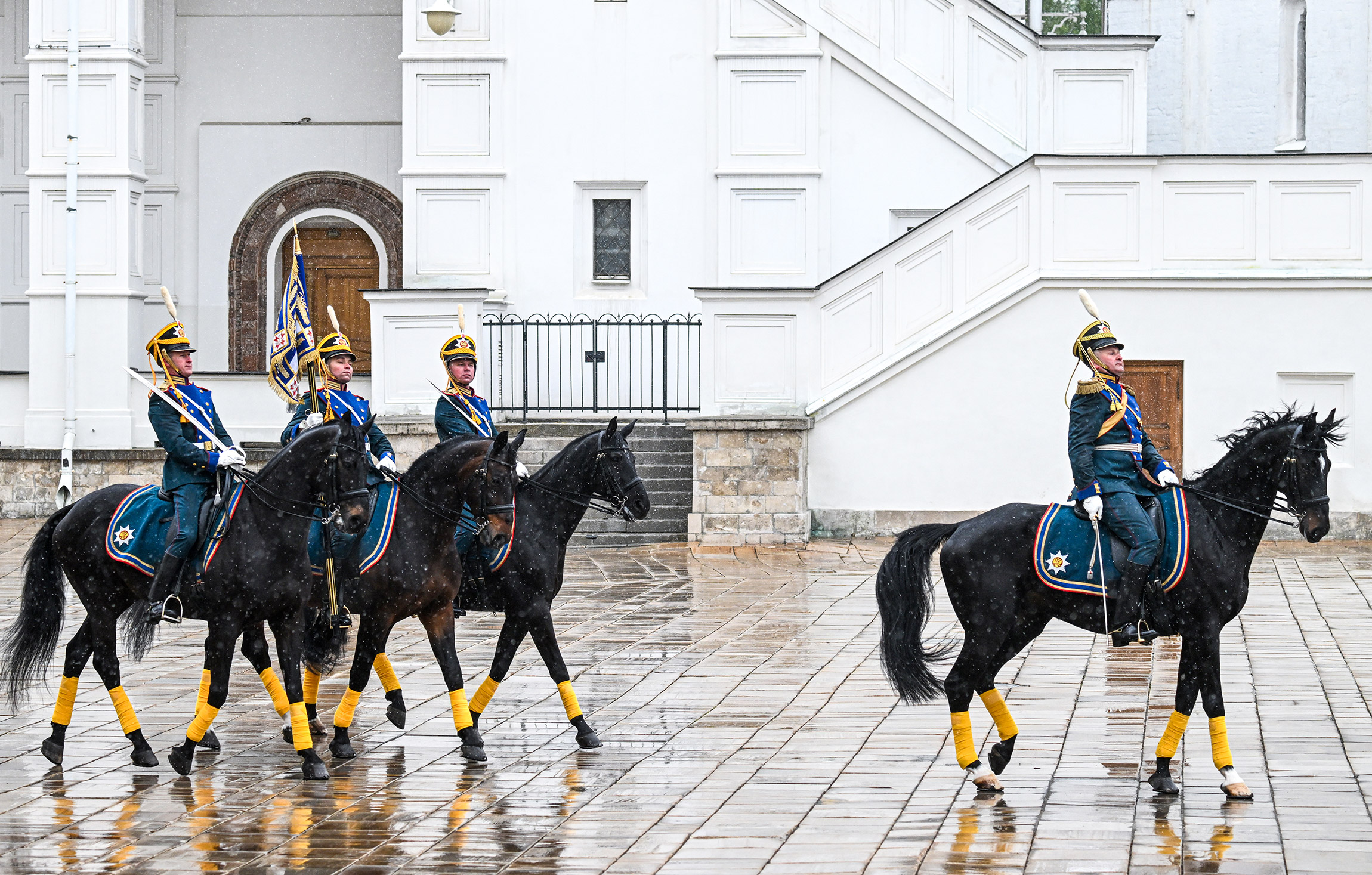 После инаугурации глава государства принял парад Президентского полка на Соборной площади в Кремле.