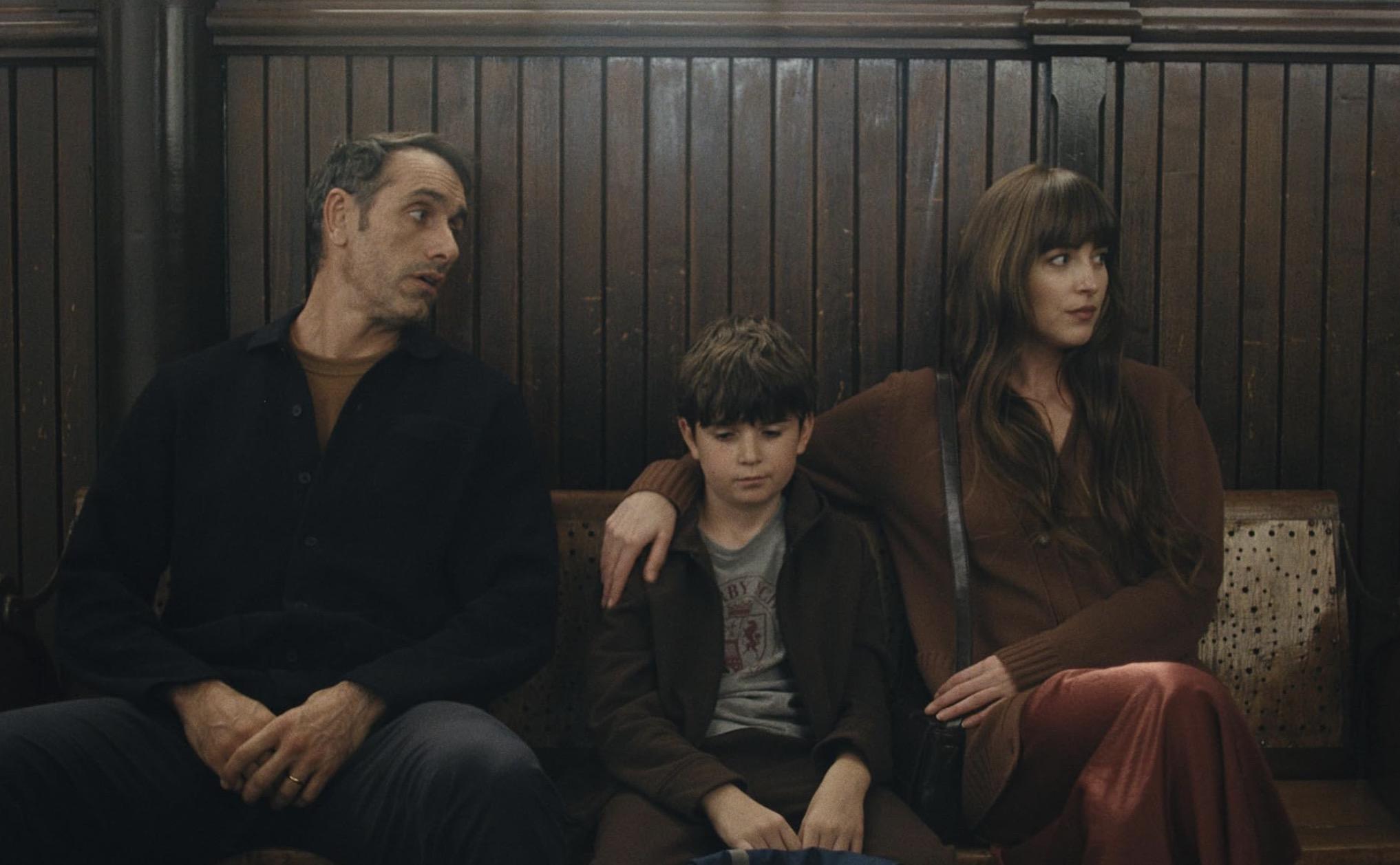 «Нескромные».Комедия про запутанность в институте семьи, которая почти что вышла в российский прокат, но произошла отмена. Режиссер Майкл Анджело Ковино поместил в один дом две семейные пары и предложил понаблюдать, что же случится. В лучших традициях романтической комедии происходит несколько драматичных событий: одна пара понимает, что им нужен развод, другая, цепляясь за свои «свободные отношения», пытается образумить друзей. Но все идет не по плану."Драматургически любовный конфликт здесь накручен до такой степени, что в конце сползает уже в откровенную буффонаду. Интриги, скандалы, расследования — программа максимум, показать все, что скрыто. Обе пары будут сходиться и расходиться, ссориться и мириться, впуская иногда в жизнь совсем уж посторонних людей. Особенно в этом смысле отличилась Эшли, у которой дома в какой-то момент кантовался целый отряд любовников, один другого краше. Можно упрекнуть Ковино — в реальности чувства не несутся с такой скоростью на постоянной перемотке туда и обратно. Хотя почему нет? «Нескромные» во многом о том, что бывает всякое и часто любовь — это какой-то бардак". Из рецензии Марии Ремиги 