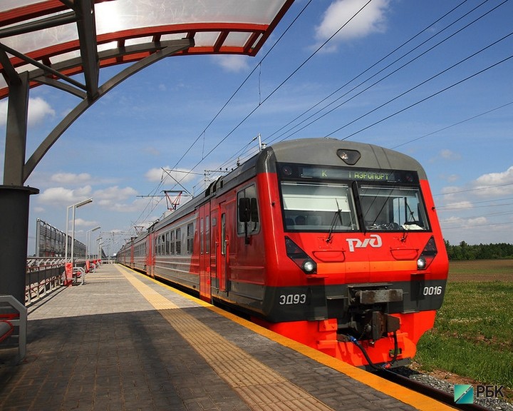 Летом 2013 года, через «Смарт-Сити» запущена интермодальная железнодорожная ветка, связывающая аэропорт и центр Казани. С июня 2014 года в центре будущего города открыта станция аэроэкспресса «Юбилейная».