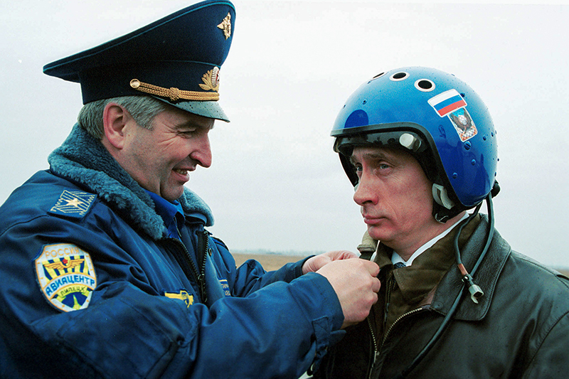 Генерал-майор авиации Александр Харчевский&nbsp;надевает шлем на&nbsp;Владимира Путина перед&nbsp;полетом в&nbsp;Грозный на&nbsp;истребителе Су-27, 21 марта 2000 года
