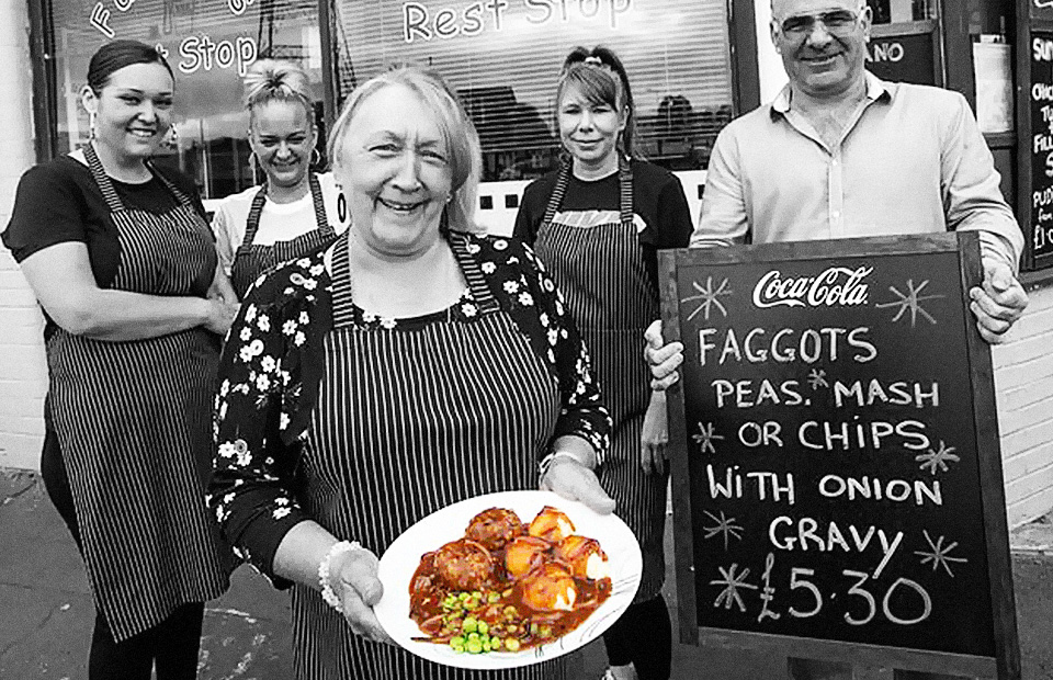 Джо Эванс-Принг и сотрудники кафе Fanny&rsquo;s Rest Stop в Ньюпорте, Уэльс
