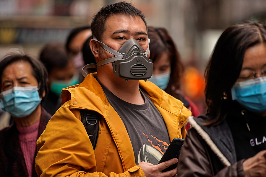 Мужчина в очереди за бесплатными защитными масками. Гонконг.

По данным китайских властей на 11 февраля, в Гонконге зарегистрировано​​ 42 случая заболевания коронавирусом
