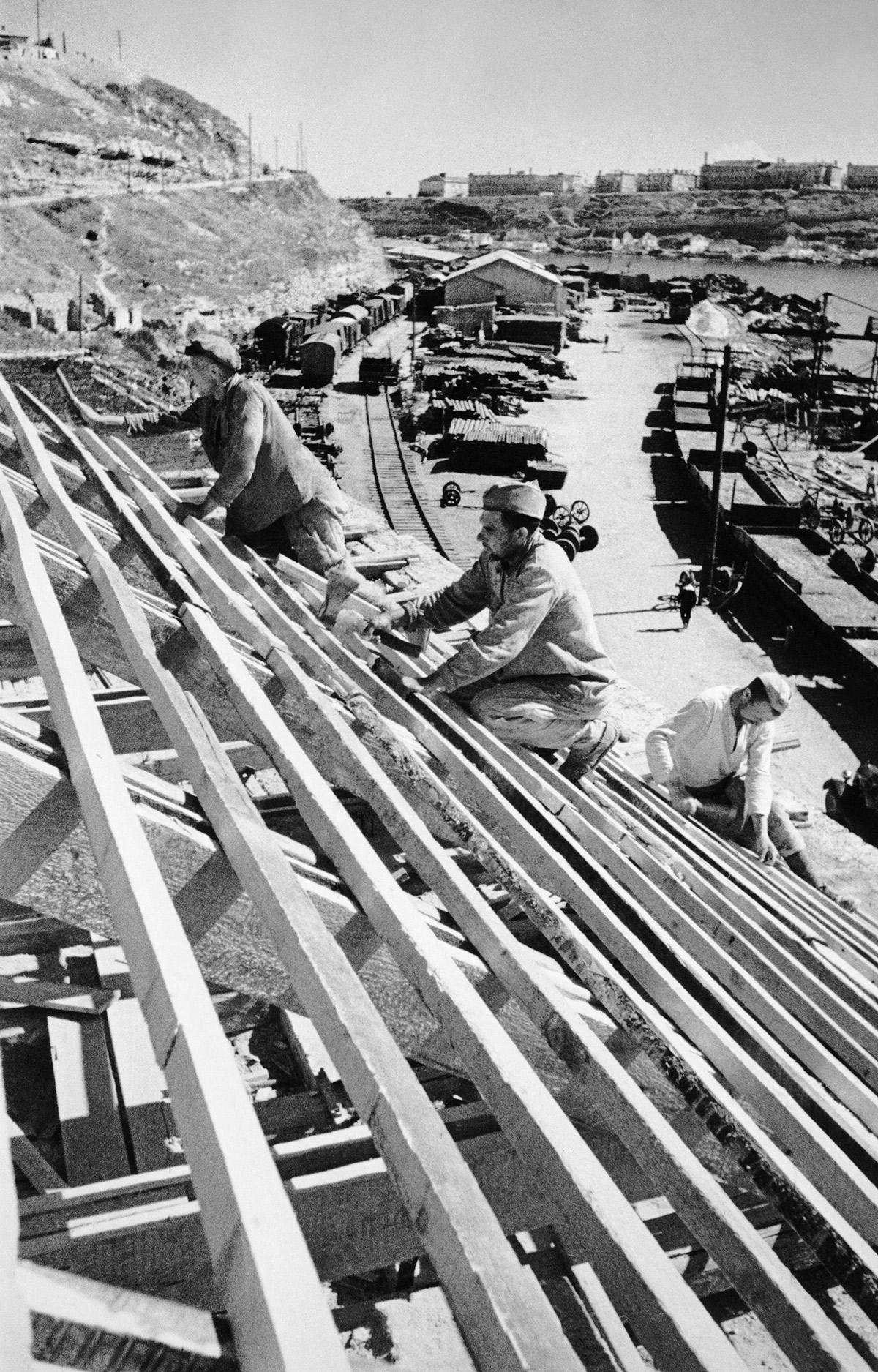 Жители Севастополя во время работ по восстановлению портовых сооружений после освобождения города от немецко-фашистских захватчиков. 1944 год