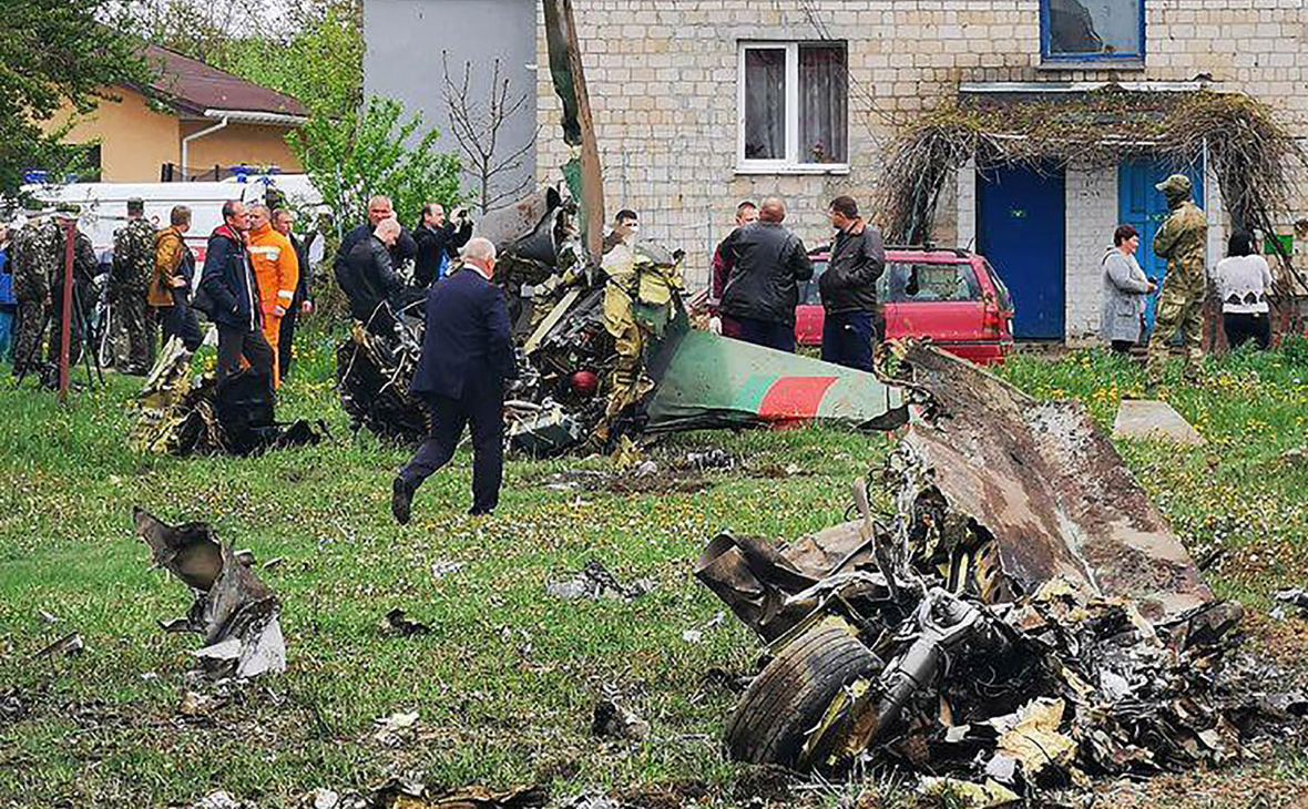 На месте падения самолета Як-130 Вооруженных сил Белоруссии