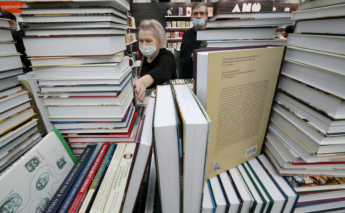 Реализация книг. Издатели книг в России. Продавец книг книга. Книжная выставка в Москве 2022. Изымались книги.