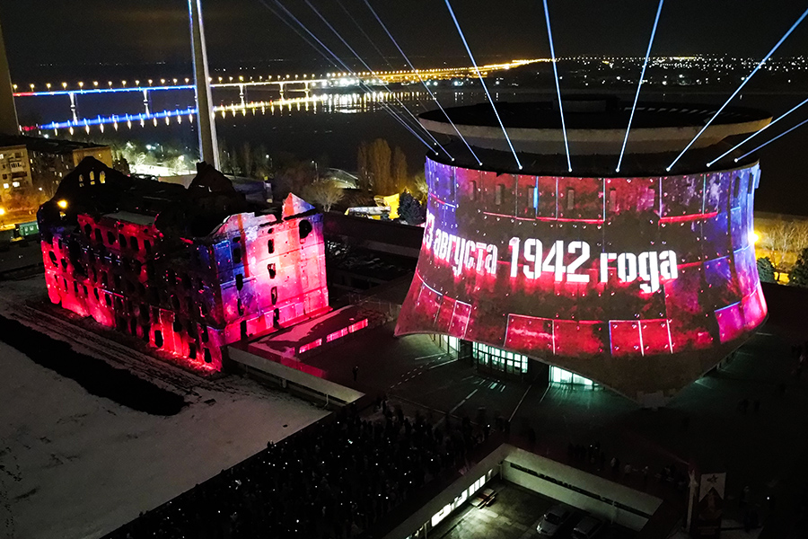 Видеоинсталляция на площади музея-панорамы &laquo;Сталинградская битва&raquo;