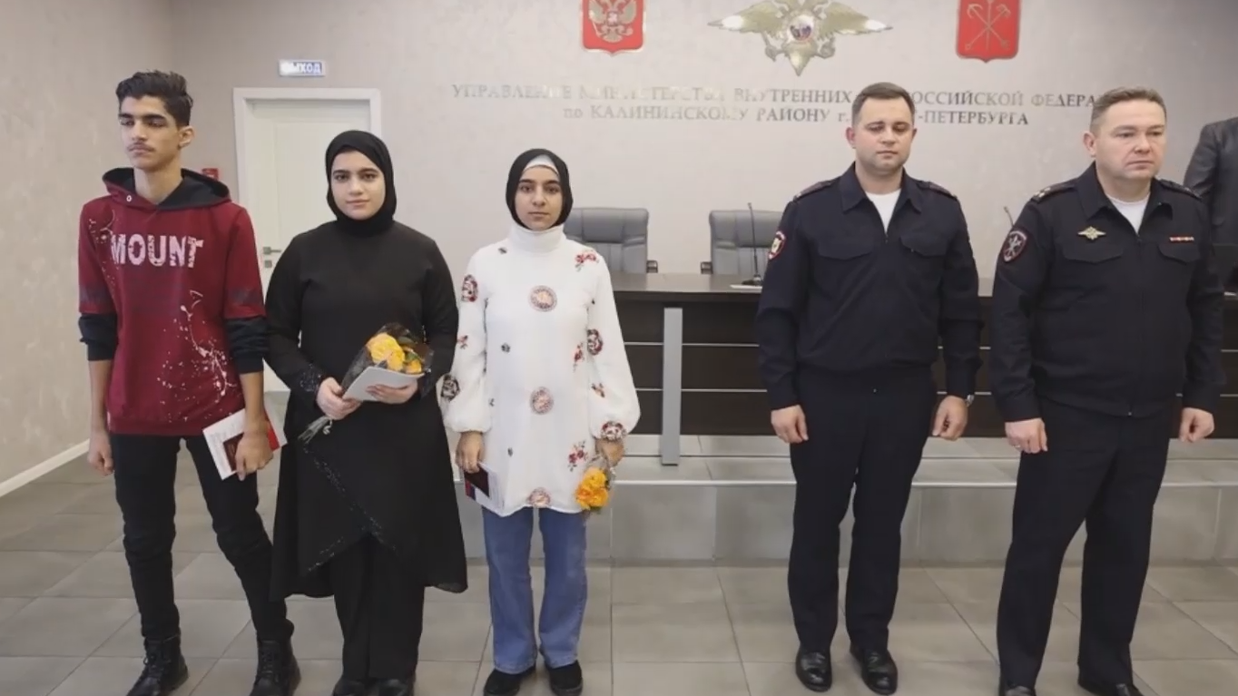 Трем эвакуированным палестинским подросткам вручили российские паспорта