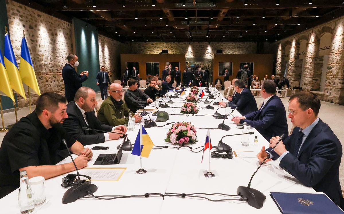 Российские и украинские делегации на переговорах в стамбульском дворце Долмабахче