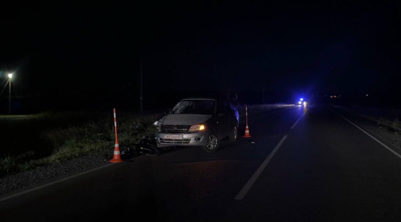 Пьяный водитель сбил на тюменской трассе мать с сыном на электросамокате
