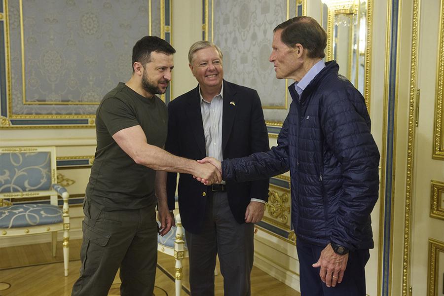 Президент Украины Владимир Зеленский, сенатор Линдси Грэм и сенатор США Ричард Блументал 7 июля 2022 года, Киев