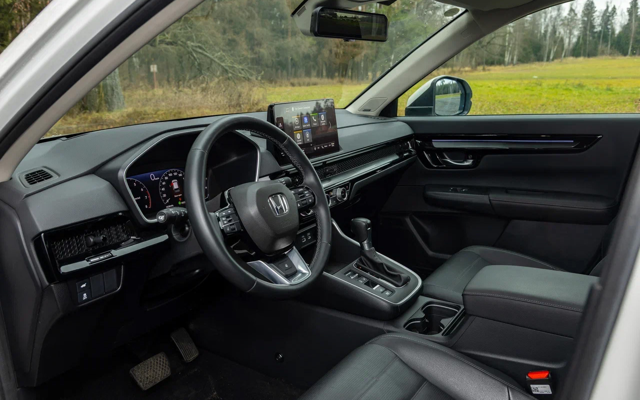 В водительском кресле&nbsp;Honda CR-V удобно усядется практически любой: регулировок предостаточно по всем направлениям, да и посадка правильная